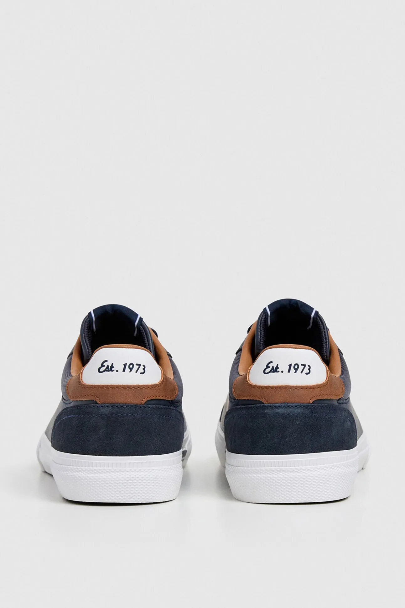 Zapatillas Clásicas Con Detalles En Ante