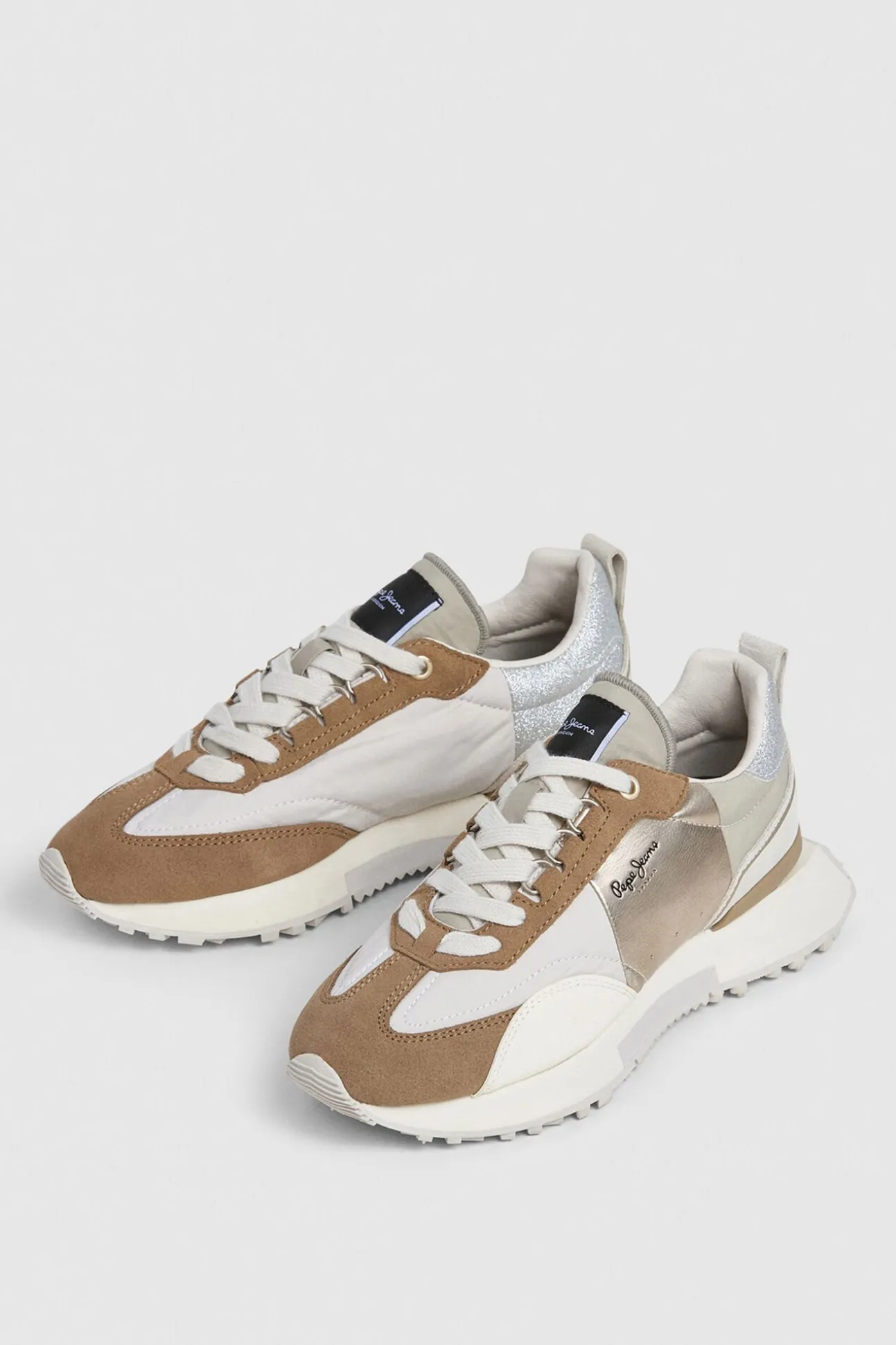 Zapatillas Con Detalles En Ante