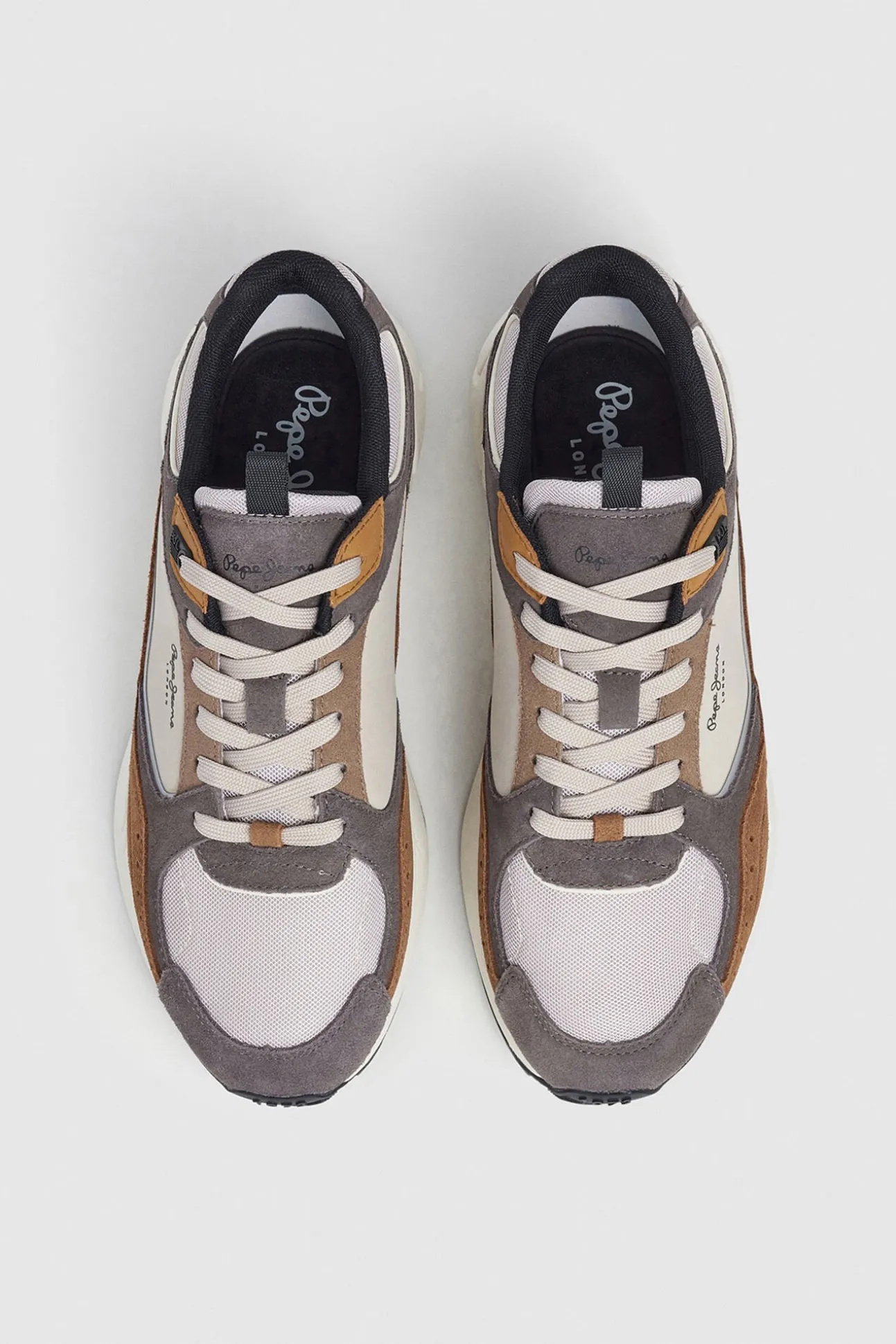 Zapatillas Con Detalles En Ante