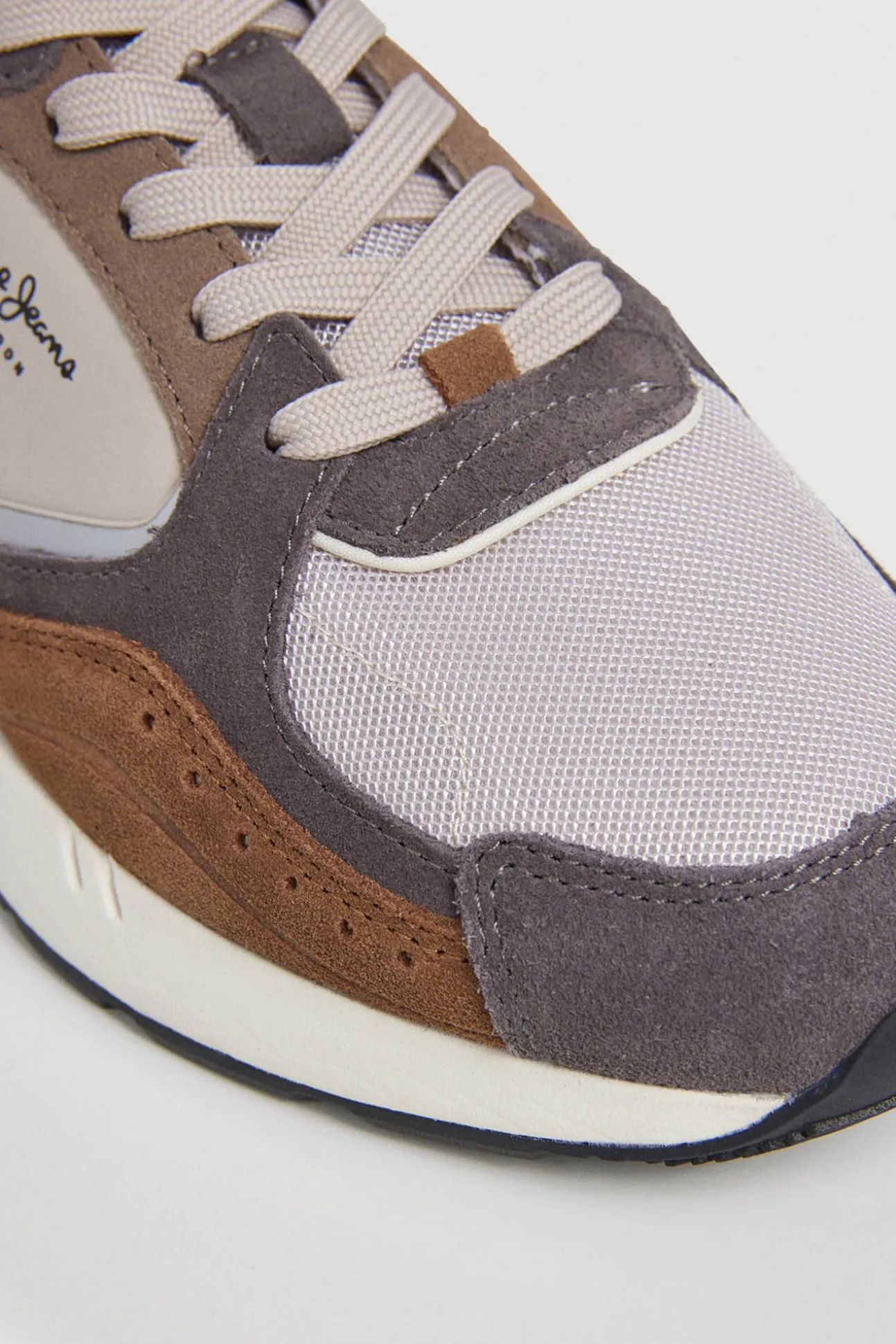 Zapatillas Con Detalles En Ante