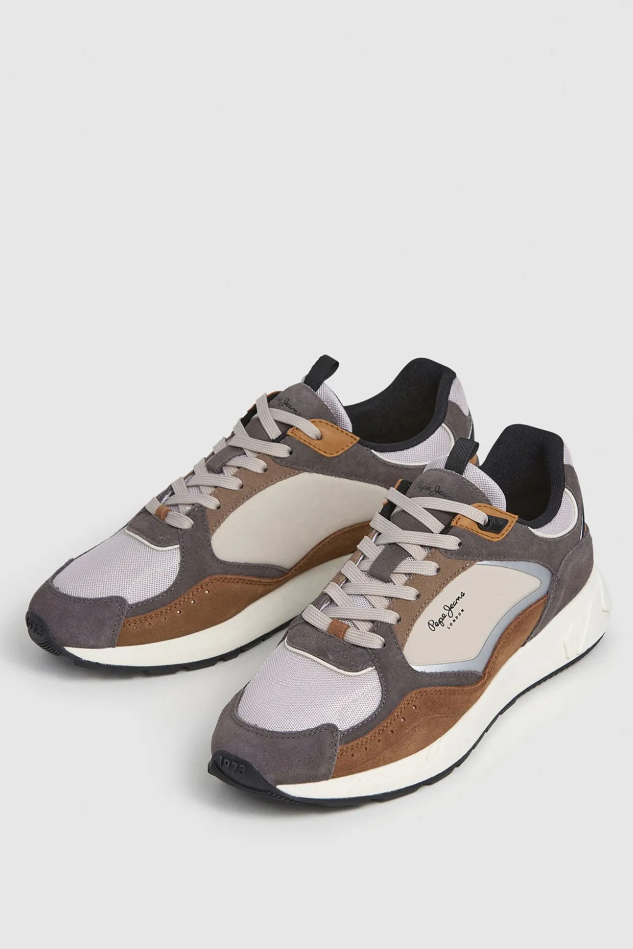 Zapatillas Con Detalles En Ante