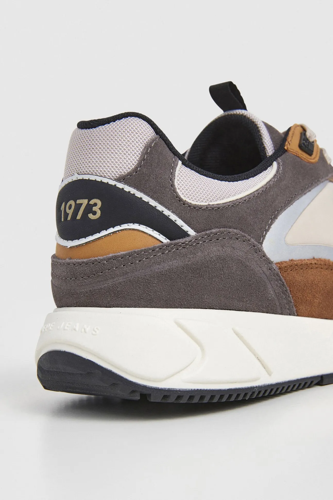 Zapatillas Con Detalles En Ante