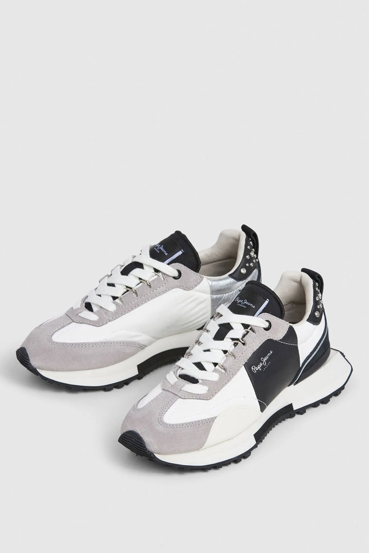 Zapatillas Con Detalles En Ante