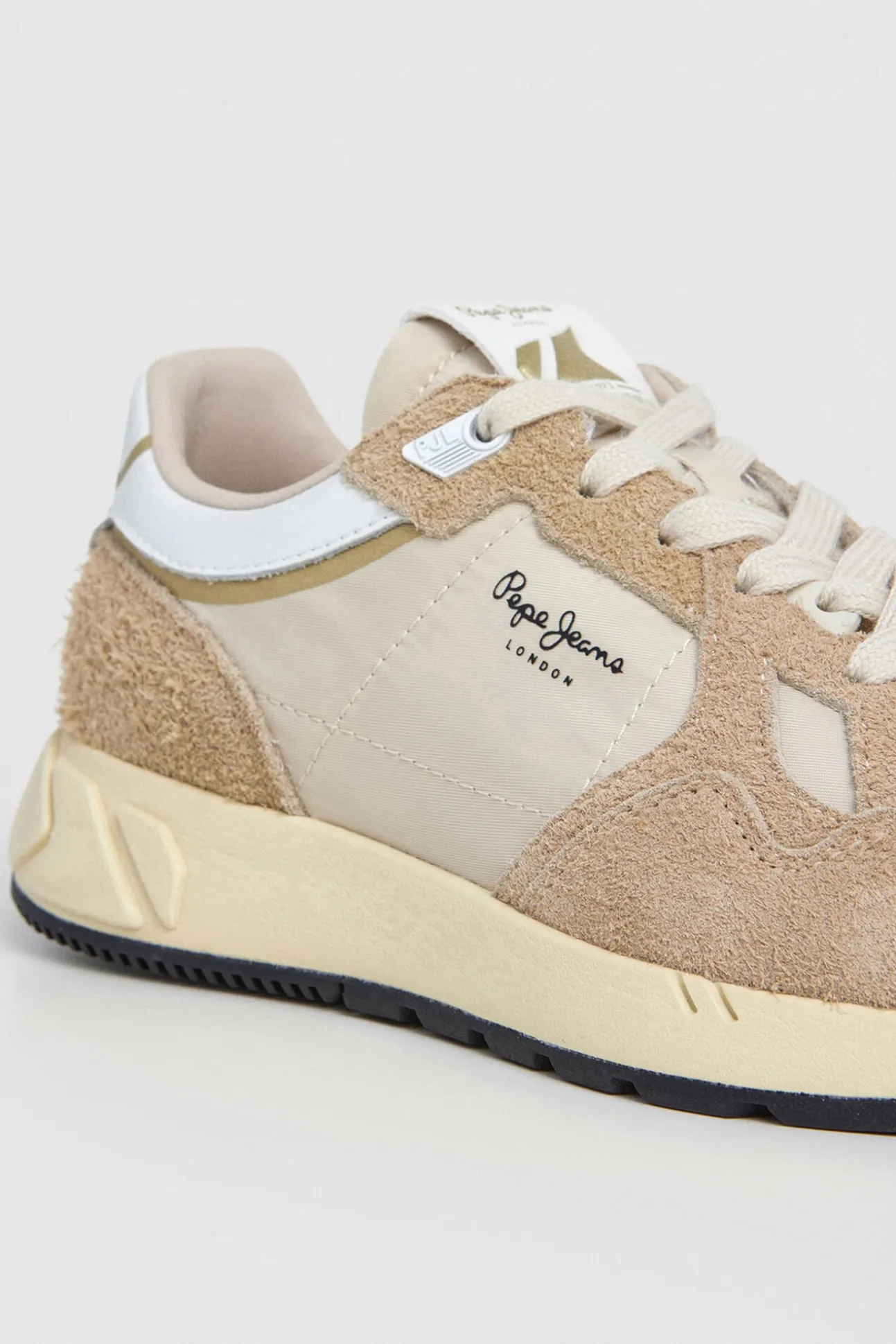 Zapatillas Con Detalles En Ante