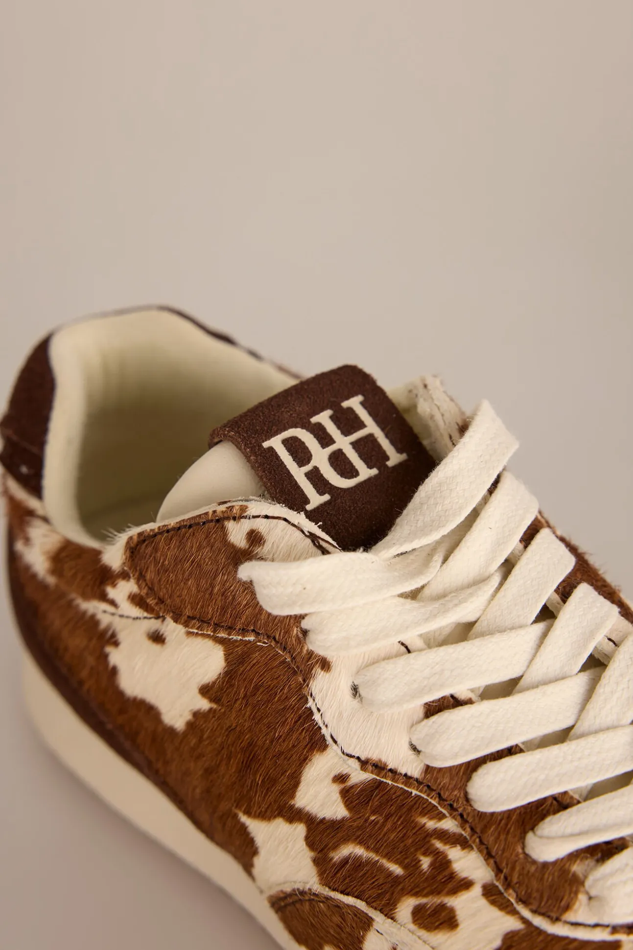 Zapatillas de piel con estampado vaca