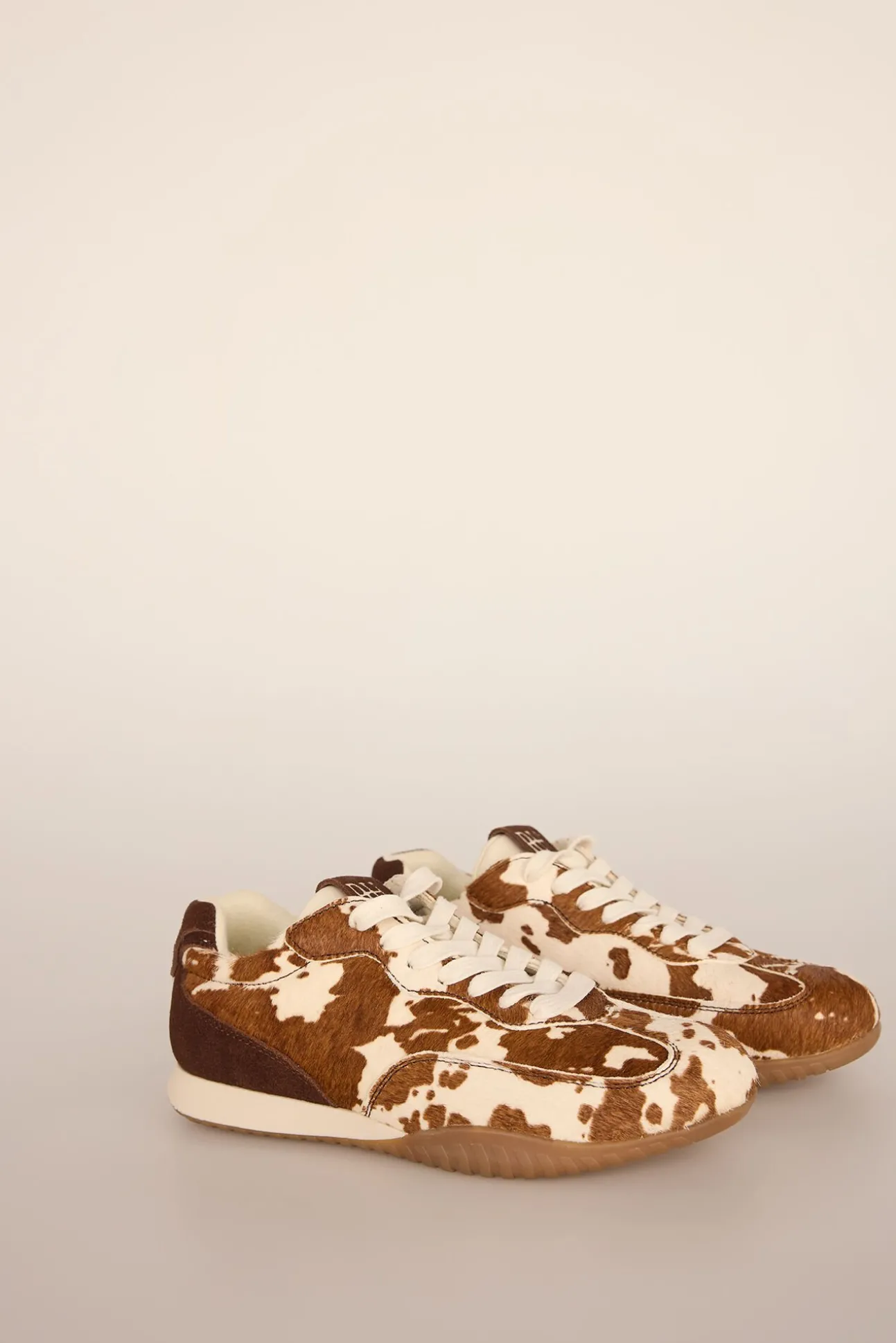 Zapatillas de piel con estampado vaca