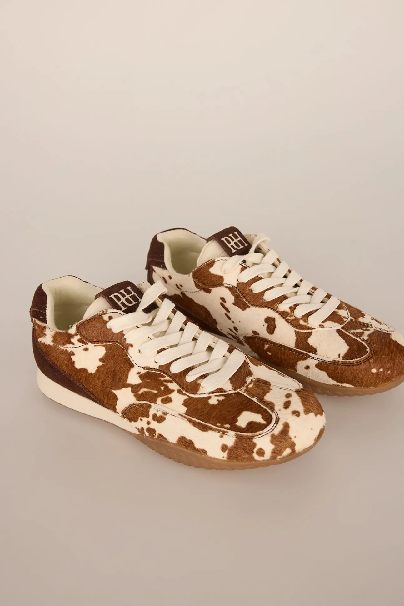Zapatillas de piel con estampado vaca