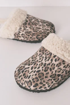 Zapatillas tipo zueco borreguito animal print