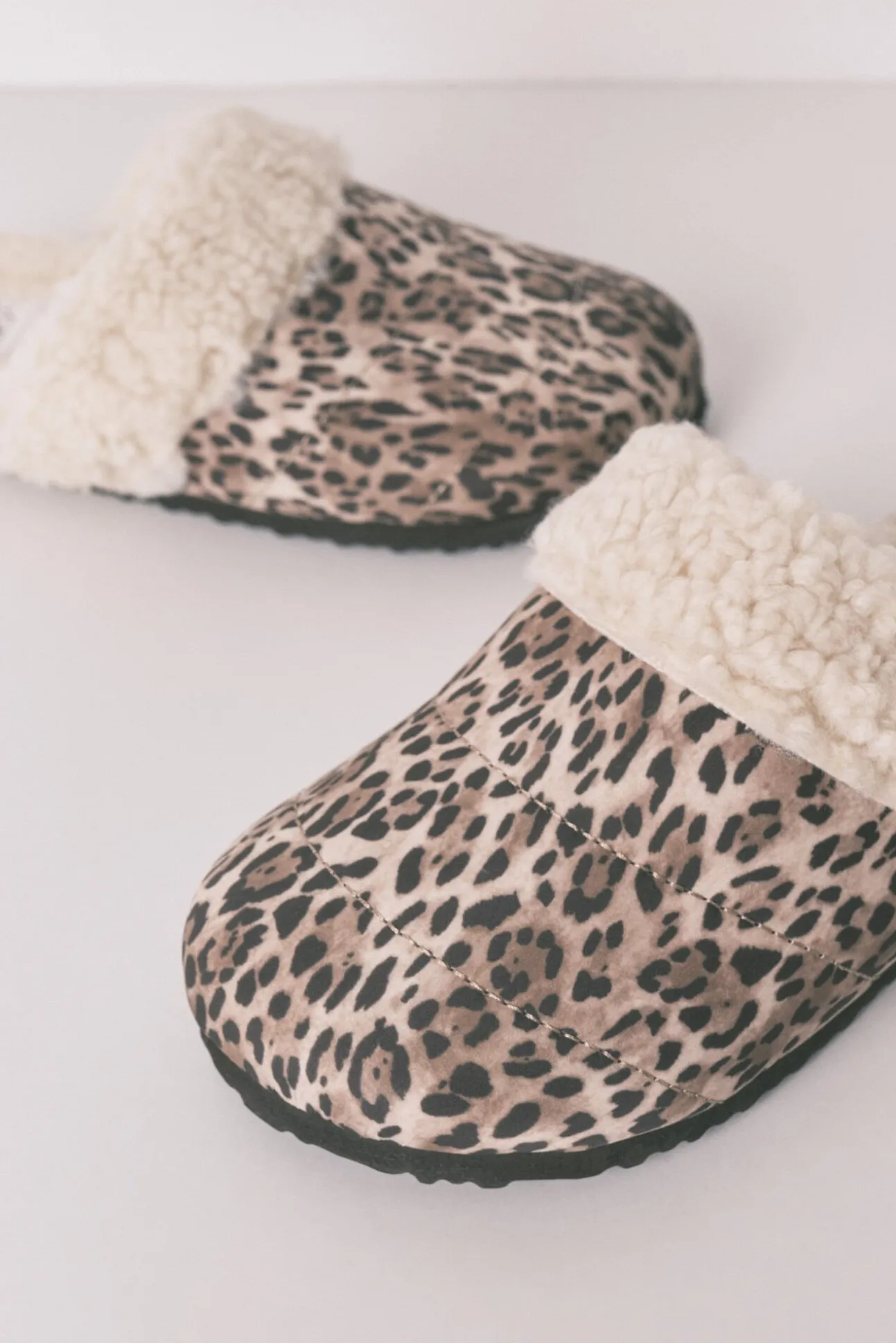 Zapatillas tipo zueco borreguito animal print