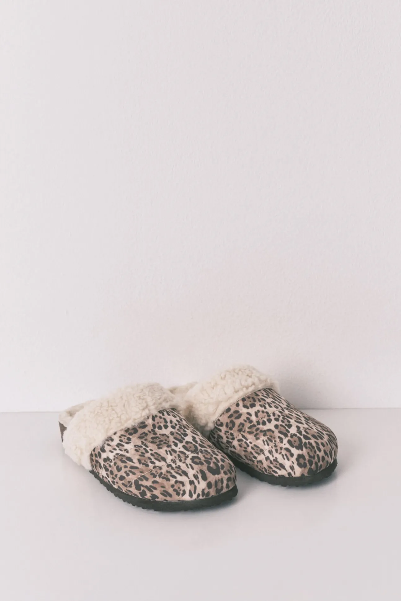 Zapatillas tipo zueco borreguito animal print