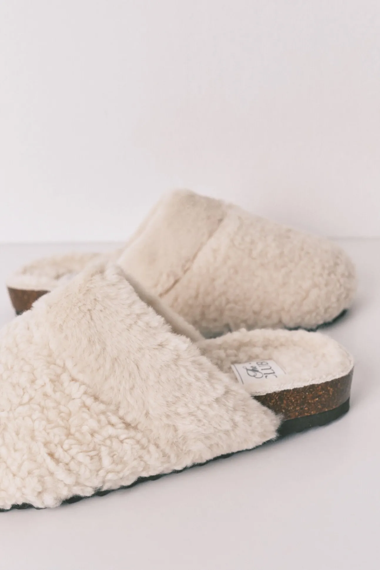 Zapatillas tipo zueco borreguito beige