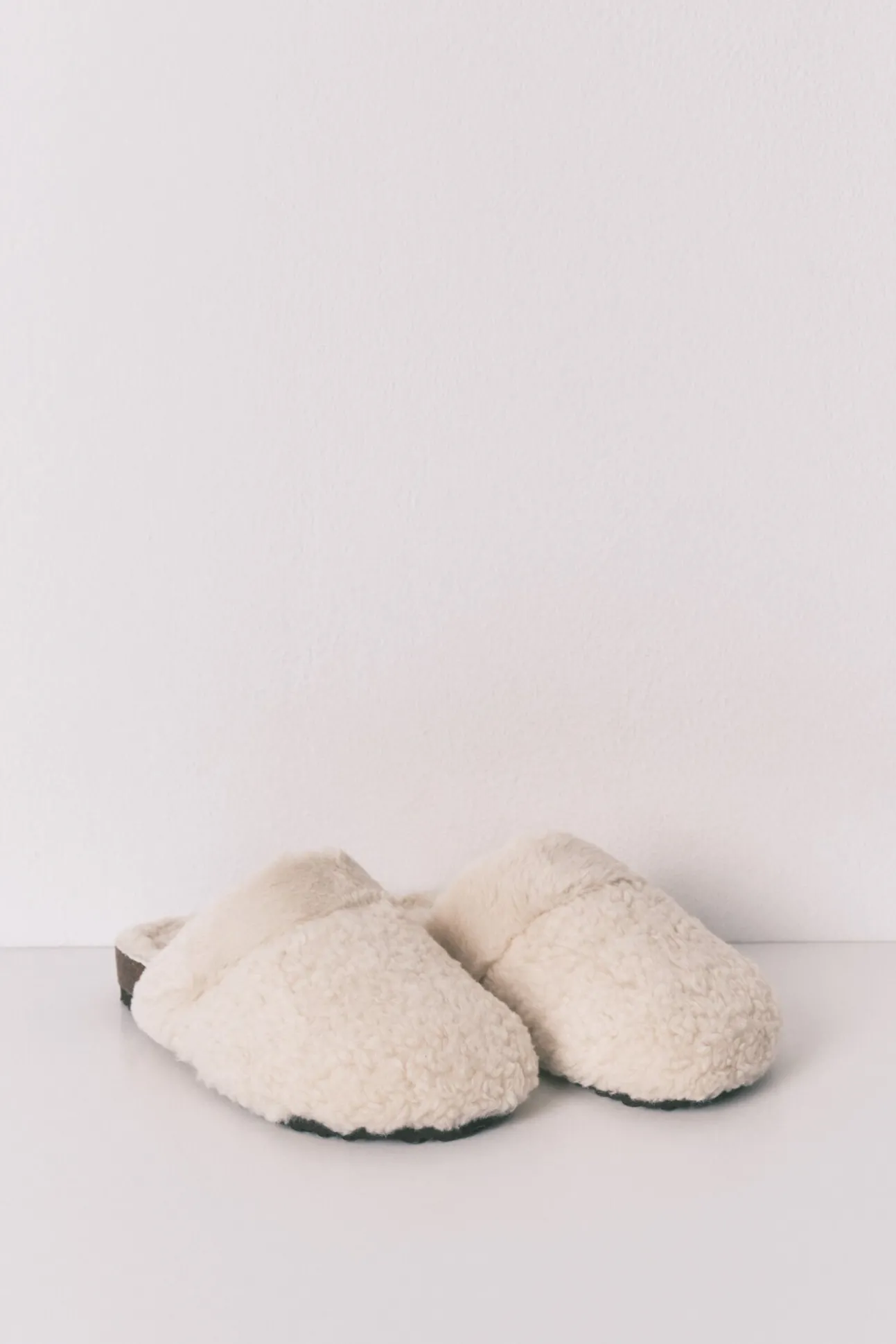 Zapatillas tipo zueco borreguito beige