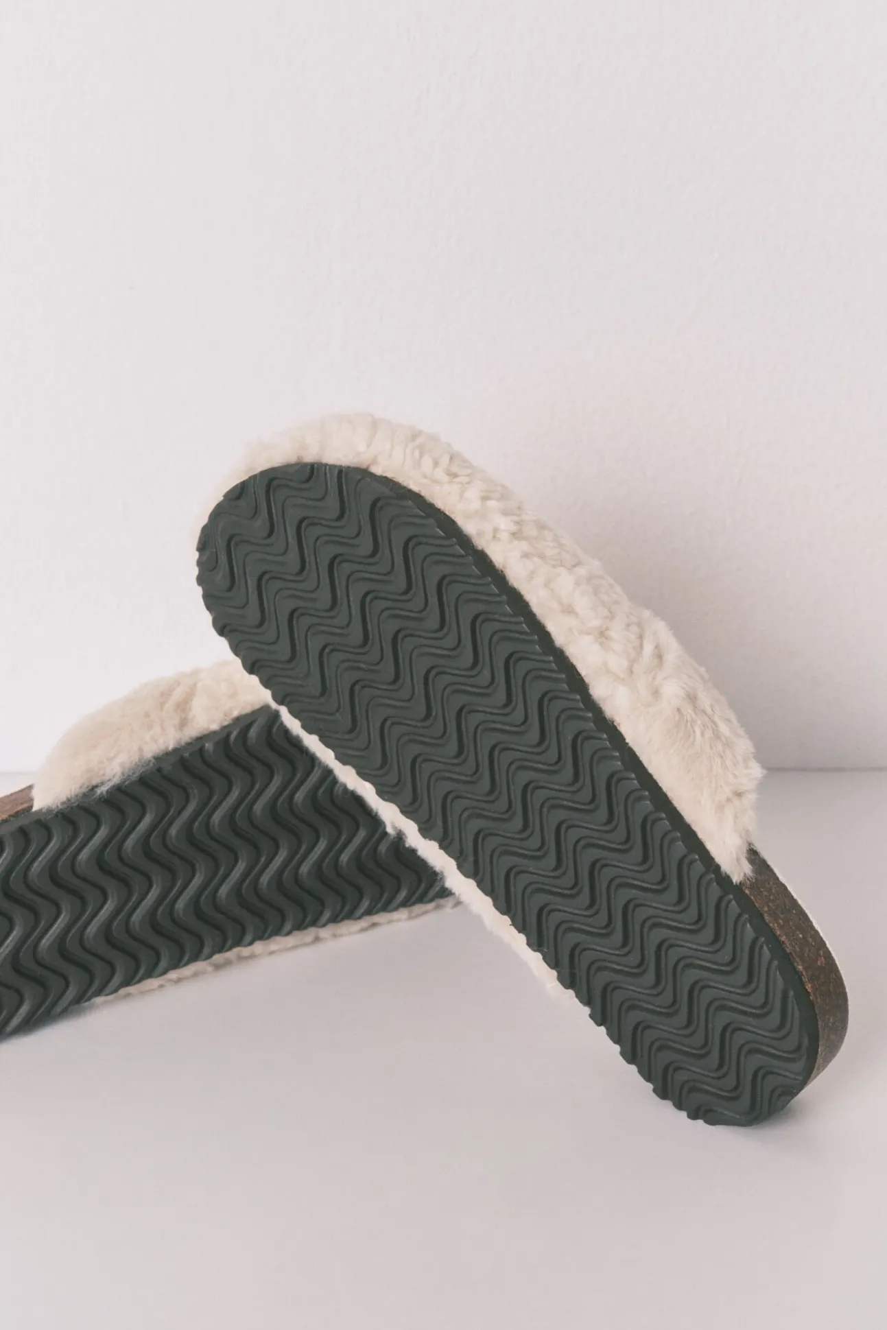 Zapatillas tipo zueco borreguito beige