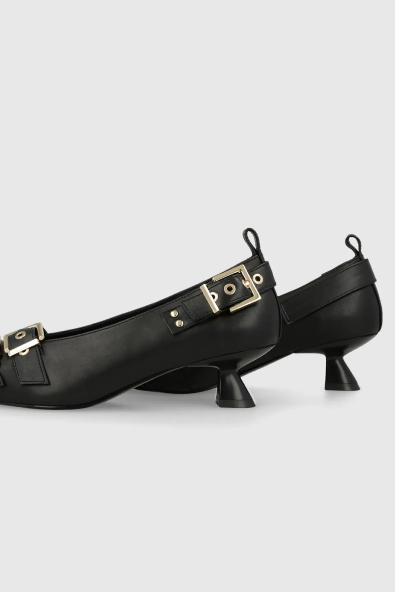 Zapatos de salón en piel con adornos