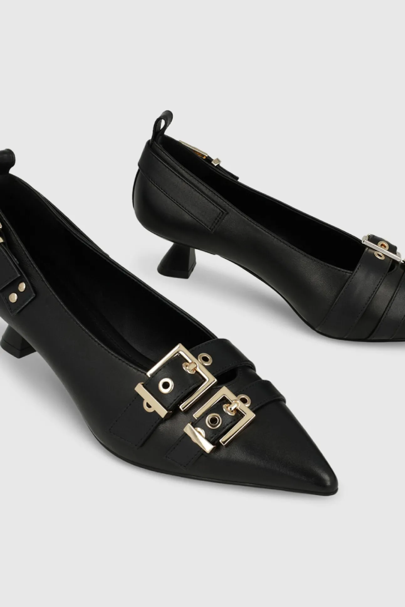 Zapatos de salón en piel con adornos