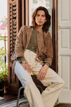 Zia. Chaqueta con tachuelas