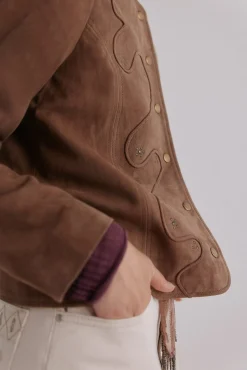 Zia. Chaqueta con tachuelas